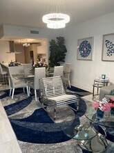 17301 Biscayne Blvd in North Miami Beach, FL - Building Photo - Building Photo