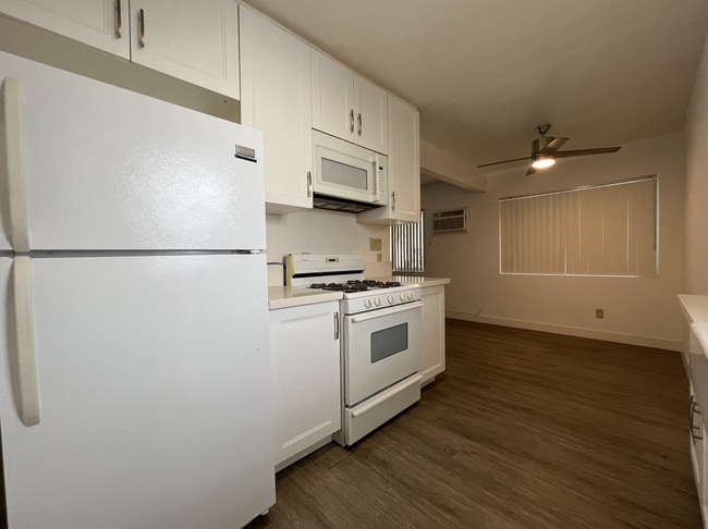 5754 Hazeltine Ave in Los Angeles, CA - Building Photo - Building Photo