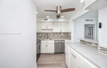 301 Sunrise Dr in Key Biscayne, FL - Building Photo - Building Photo