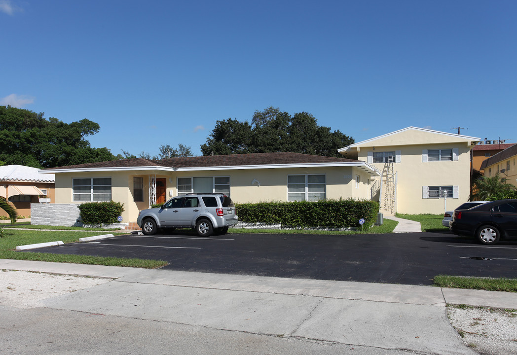 2525 Pierce St in Hollywood, FL - Building Photo