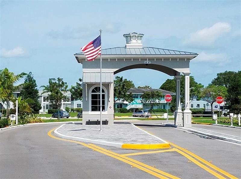 355 Oakridge T in Deerfield Beach, FL - Foto de edificio