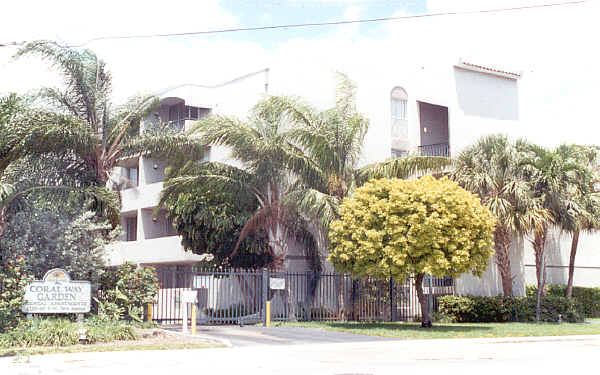 Coral Way Gardens in Miami, FL - Building Photo