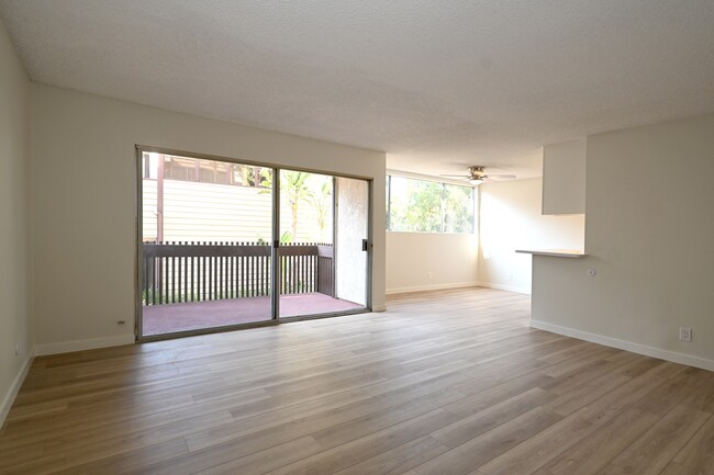 6000 Canterbury Dr, Unit M122 in Culver City, CA - Building Photo - Building Photo