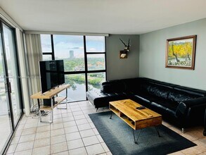 3701 N Country Club Dr, Unit 908 in Aventura, FL - Foto de edificio - Building Photo