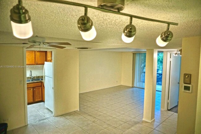 3740 Inverrary Dr in Lauderhill, FL - Building Photo - Building Photo