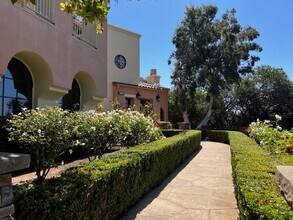 4698 Granada Way in Santa Barbara, CA - Foto de edificio - Building Photo