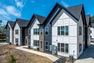 Park Indy Rowhomes in Des Moines, IA - Building Photo - Building Photo