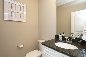 Greenway Village in Granby, CT - Foto de edificio - Interior Photo