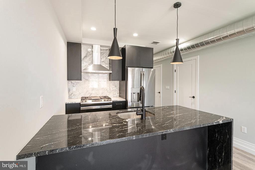 526 Brown St in Philadelphia, PA - Building Photo