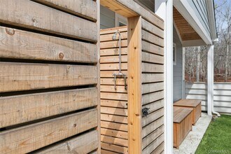 6 W Landing Rd in Hampton Bays, NY - Building Photo - Building Photo