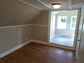 35 Pine St, Unit Unit 3-C in Rochester, NH - Foto de edificio - Building Photo