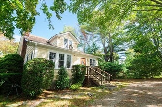 556 E Main Rd in Middletown, RI - Building Photo - Building Photo