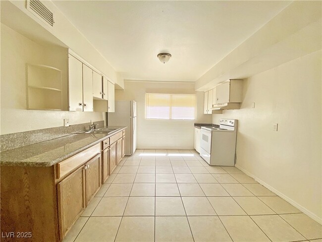1908 Rexford Dr, Unit 2 in Las Vegas, NV - Building Photo - Building Photo