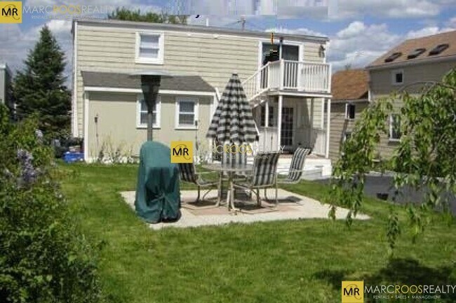 5 Clyde St, Unit 2 in Somerville, MA - Foto de edificio - Building Photo