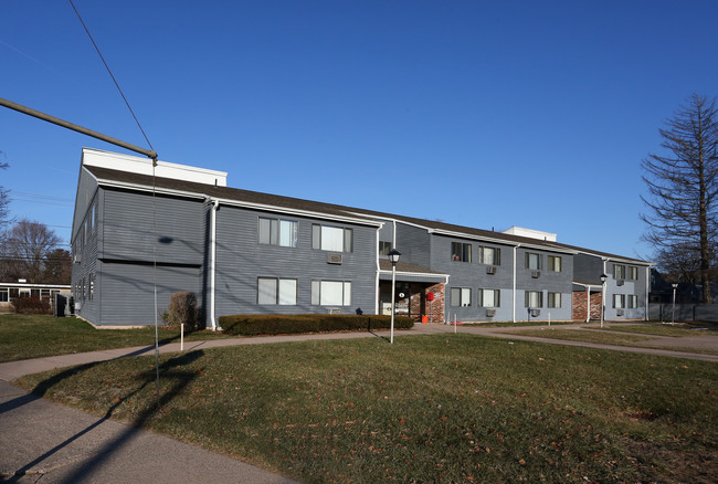 Village Apartments in Meriden, CT - Foto de edificio - Building Photo