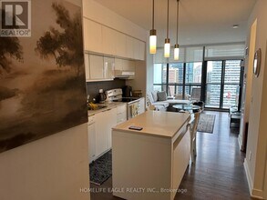 110 Charles St E in Toronto, ON - Building Photo - Building Photo