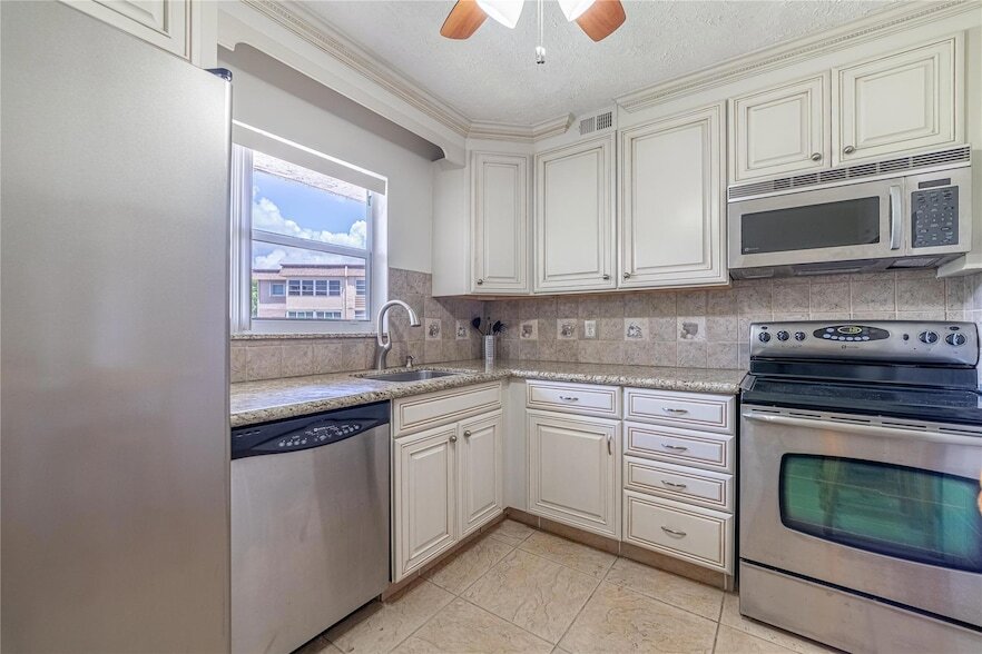 701 Lori Dr, Unit 205 in Palm Springs, FL - Building Photo