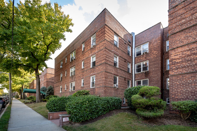 50 S Middle Neck Rd in Great Neck, NY - Building Photo - Building Photo