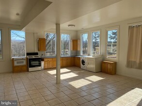 856 Spriggs Rd in Berkeley Springs, WV - Building Photo - Building Photo