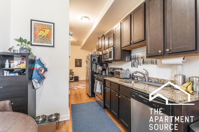 2146 W Chicago Ave, Unit 2r