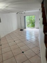 6705 N Kendall Dr in Pinecrest, FL - Foto de edificio - Building Photo