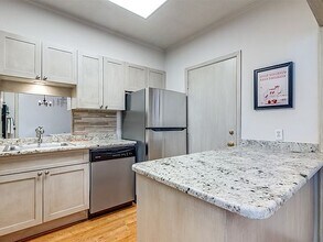 3701 Turtle Creek Blvd, Unit 66 in Dallas, TX - Building Photo - Building Photo