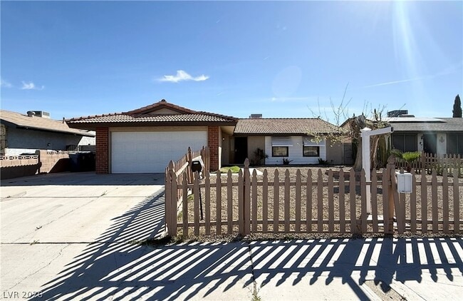 325 Greenfield Ln in Las Vegas, NV - Building Photo - Building Photo