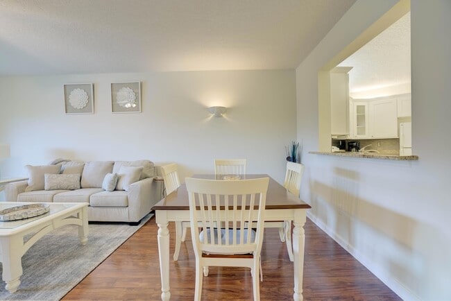 200 Uno Lago Dr, Unit 202 in Juno Beach, FL - Foto de edificio - Building Photo