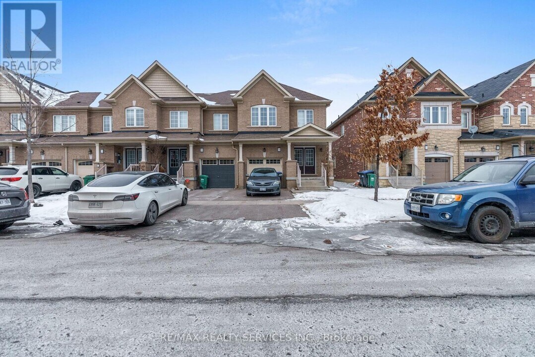 106 Baffin Cres in Brampton, ON - Building Photo