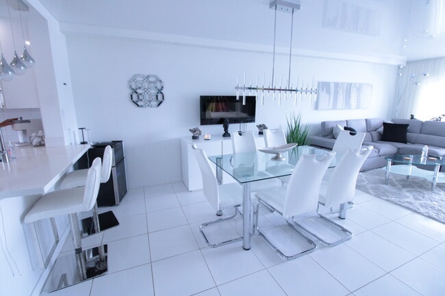 470 Paradise Isle Blvd in Hallandale Beach, FL - Building Photo - Building Photo