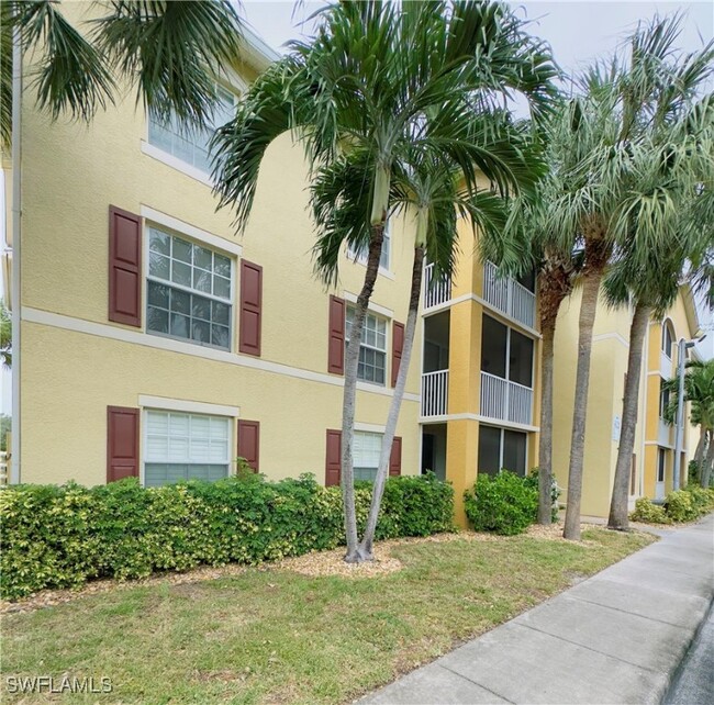 4121 Residence Drive in Ft. Myers, FL - Foto de edificio - Building Photo