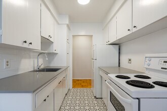 2350 W 1st Ave in Vancouver, BC - Building Photo - Building Photo