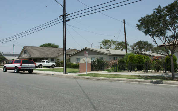 9917-9939 Rose St in Bellflower, CA - Foto de edificio - Building Photo