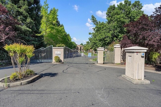 8204 Ashcrest Ln in Fair Oaks, CA - Foto de edificio - Building Photo