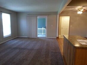 2107 Glouchester Dr in Lyndhurst, OH - Foto de edificio - Building Photo