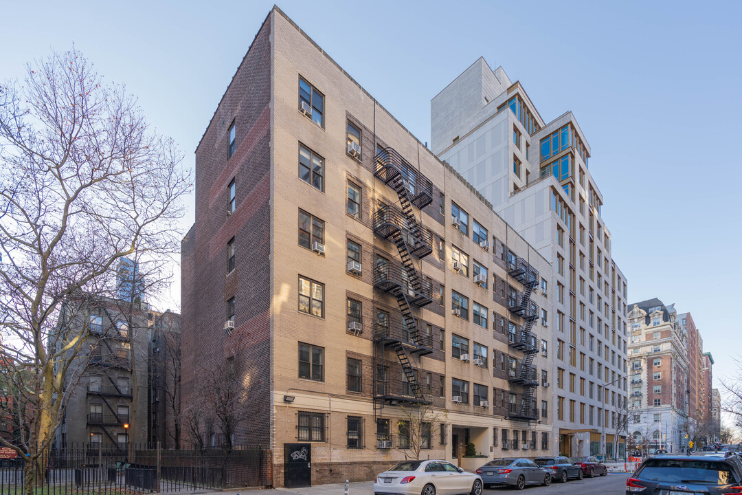 210 W 103rd St in New York, NY - Building Photo