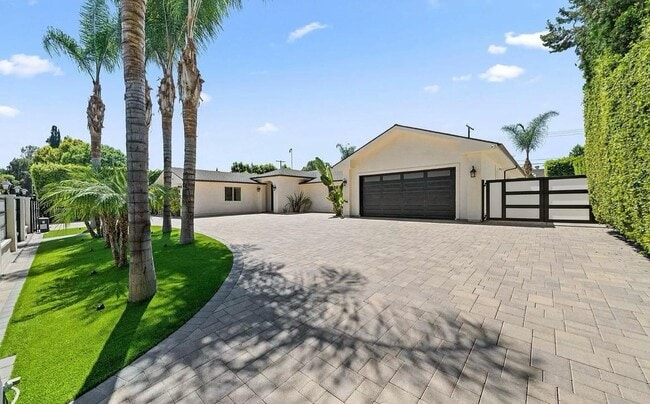 6243 Berquist Ave in Woodland Hills, CA - Foto de edificio - Building Photo