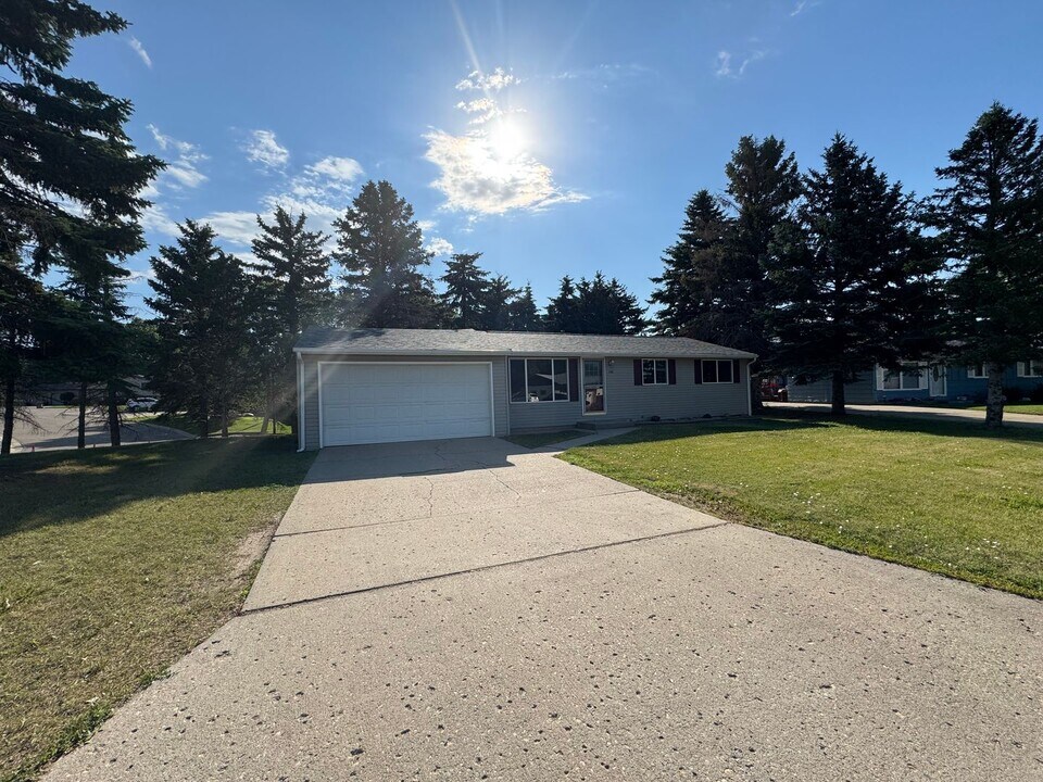 1130 6th St NE in Minot, ND - Building Photo