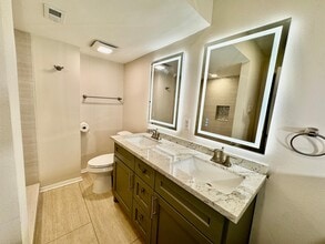 909 Silber Rd, Unit 27 in Houston, TX - Foto de edificio - Building Photo