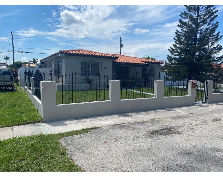 430 W 42nd St in Hialeah, FL - Building Photo