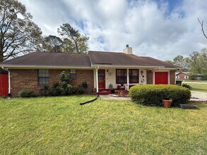 704 Olive St in Hinesville, GA - Building Photo - Building Photo