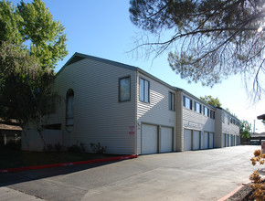 Arden Court Garden Townhomes in Sacramento, CA - Building Photo - Building Photo