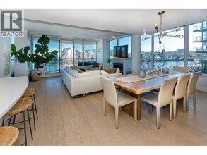 9 Smithe Mews in Vancouver, BC - Building Photo - Building Photo