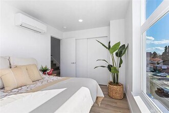 5712 Roosevelt Way NE in Seattle, WA - Foto de edificio - Building Photo