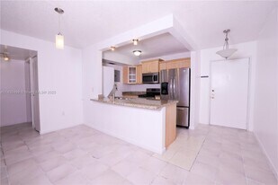 8873 Fontainebleau Blvd in Miami, FL - Building Photo