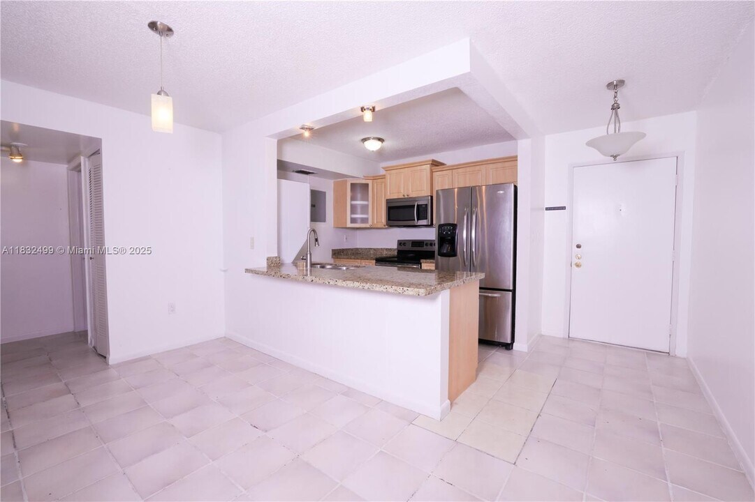 8873 Fontainebleau Blvd in Miami, FL - Building Photo