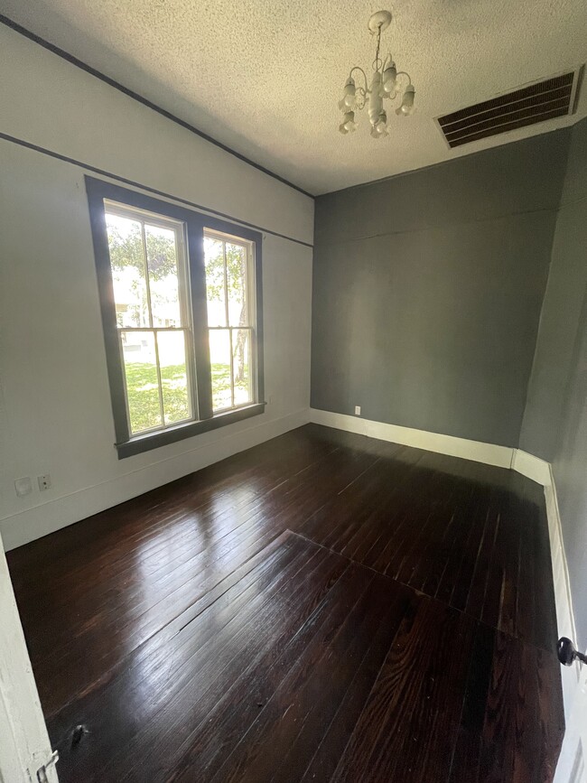 704 S Anglin St, Unit 1 Bedroom 1 Bath in Cleburne, TX - Foto de edificio - Building Photo