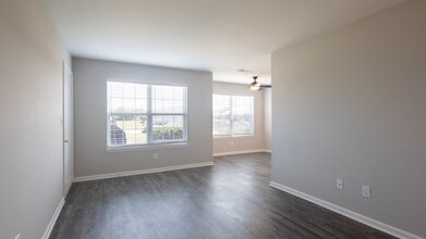 Yorkview Apartments in Gloucester Point, VA - Foto de edificio - Building Photo