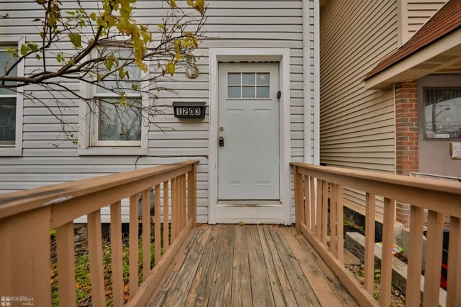 1203 Butler St in Easton, PA - Foto de edificio - Building Photo