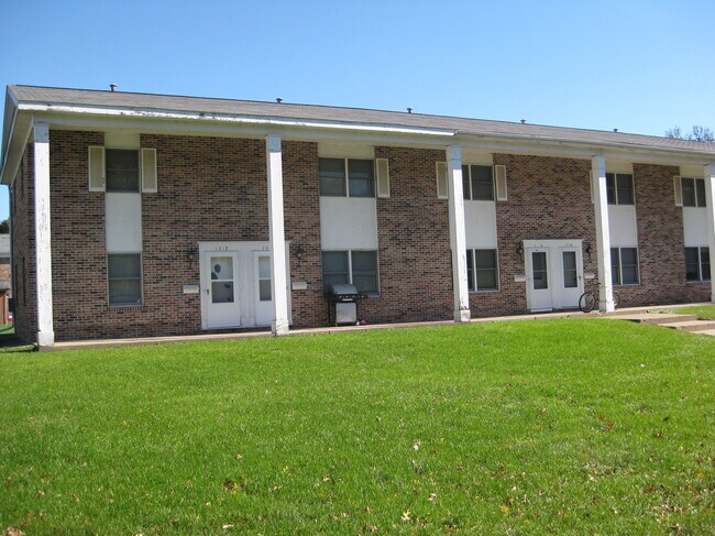 1320 5th St W, Unit Brick 2-bedroom Townhomes in Menomonie, WI - Building Photo - Building Photo